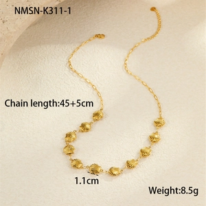 Détail du collier en acier inoxydable plaqué or 18 carats avec neuf breloques coquillage