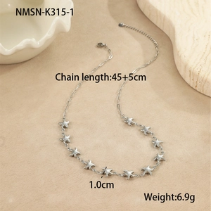 Détail des breloques étoile de mer sur un collier en acier argenté avec dimensions
