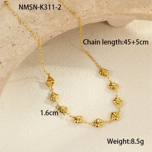Vue détaillée du collier plaqué or 18 carats avec pendentifs coquillages et dimensions