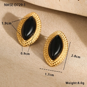 Detailansicht goldener Oval-Ohrstecker mit schwarzem Achat-Imitat und gewebter Textur