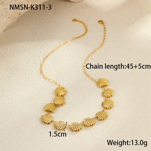 Détail du collier coquillage doré affichant un poids de 13g et longueur de 45+5cm