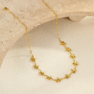 Collier élégant en acier inoxydable plaqué or 18k avec breloques d'étoiles de mer ajourées