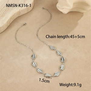 Vue détaillée du collier pendentif étoile de mer et coquillage de 45+5 cm