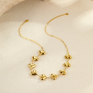 Détail du collier plaqué or 18k avec huit pendentifs en forme de cœur polis effet miroir