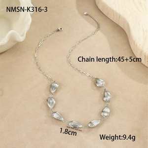 Détail du collier à pendentifs coquillages argentés avec chaîne de 45cm et rallonge