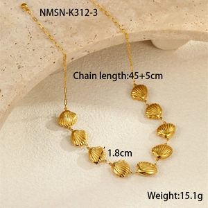 Détail du collier coquillage en or 18 carats avec fermoir mousqueton réglable et maillons