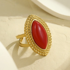 Detail eines Vintage Goldrings mit rotem Marquise-Stein und gedrehtem Seilrahmen