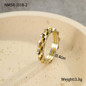 Detail view of bicolor gear-shaped steel ring showing 0.4cm width and 3.3g weight specs