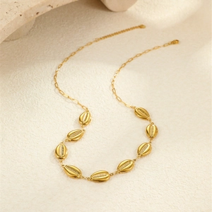 Détail d'un collier en acier inoxydable plaqué or 18k avec neuf pendentifs coquillages