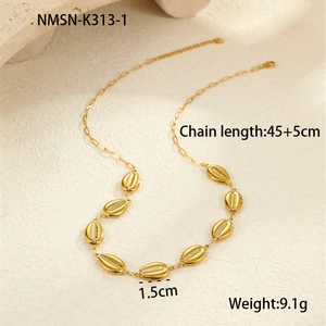 Détail du collier coquillage doré 18k montrant les dimensions de 45cm plus 5cm de chaîne
