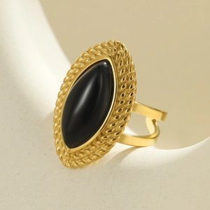 Nahaufnahme eines goldenen verstellbaren Rings mit großem schwarzen Onyx im Markiseschliff