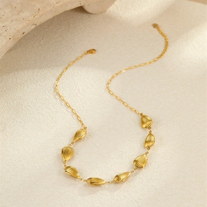 Détail du collier trombone plaqué or 18k avec breloques coquillages en gouttes