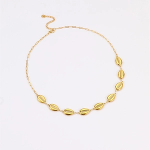 Détail du collier en acier doré 18k avec huit pendentifs coquillages de style marin