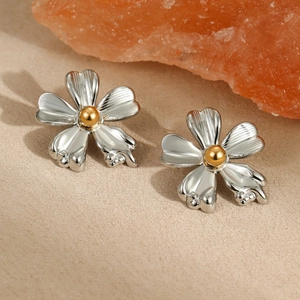 Zweifarbige Blumenohrstecker in Silber und 18K Gold auf hochwertigem Edelstahl