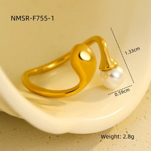 Detalle macro del anillo chapado en oro con diseño de gota y detalle de perla