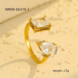 Dettagli dell'anello placcato oro 18K con misure degli zirconi rettangolari e a goccia