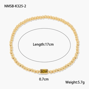Détail du bracelet à billes dorées avec zircon vert rectangle et spécification de 17 cm