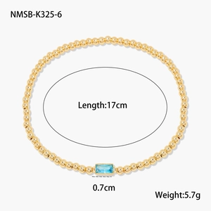 Détail du bracelet de 17cm avec zircon bleu rectangulaire et placage en or 18 carats