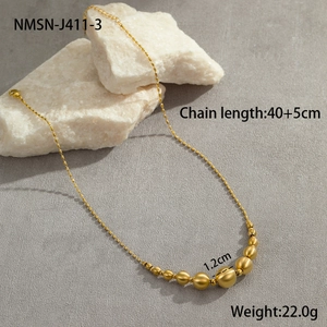Detail van 18K vergulde roestvrijstalen ketting met matte kralen en specificaties van de maat
