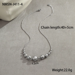 Detailweergave van zilveren kralenketting met 40+5cm lengte en gepolijste middelste kraal