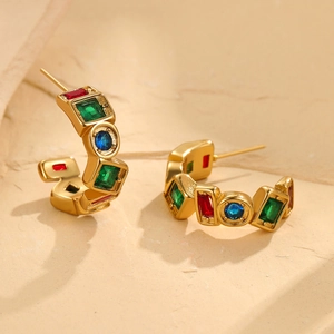 Aros dorados vintage de estilo francés con circonitas de colores sobre base de piedra