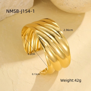 Bracelet large doré ondulé poli avec dimensions de 6,2 cm de diamètre intérieur et 2,96 cm de large