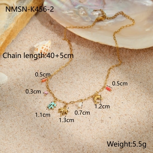 Detail of ocean-themed necklace with starfish pendants showing dimensions and 40+5cm length