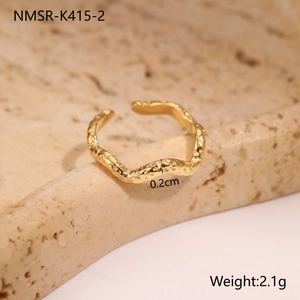 Detail showing 0.2cm wide golden hammer textured wavy ring with 2.1g weight and sizing