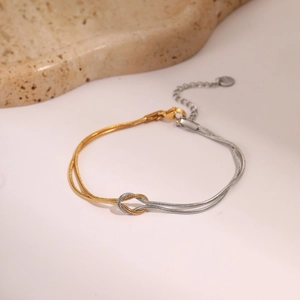 Tweekleurige dubbele slangenketting armband met in elkaar grijpende knoop en sluiting