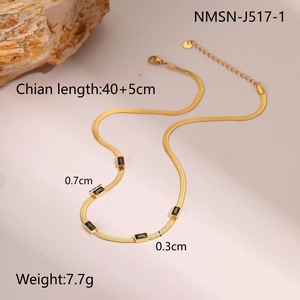 Détail du collier à maille serpent dorée orné de cinq pierres précieuses noires carrées