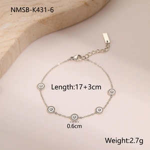 Detail van vergulde roestvrijstalen armband met parelmoer schijfjes en 17 cm lange ketting