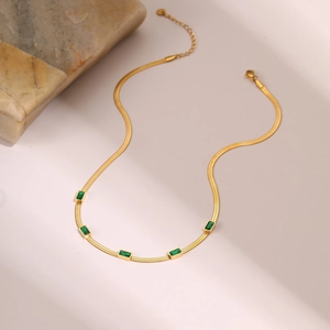 Collier maille serpent en acier inoxydable doré avec cinq zircons verts carrés