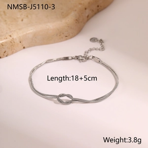 Detail van de zilveren dubbele slangenketting armband met knoopontwerp en verlengstukje