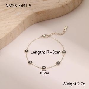 Detailweergave van de zilveren stalen armband met vijf zwarte bedeltjes en een karabijnsluiting