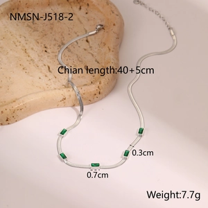 Gros plan sur le collier chaîne serpent argenté avec cinq zircons verts rectangulaires