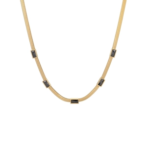Collier maille serpent plate dorée avec cinq pierres de zircon noir rectangulaires