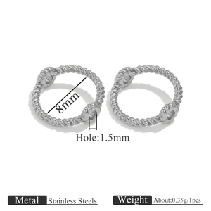 Makro-Detail von 8mm Edelstahl-Twist-Anschlüssen für DIY-Schmuckherstellung