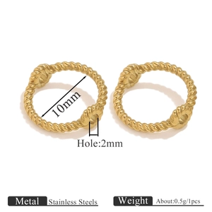 Detailansicht von 10mm goldenen Edelstahl-Torsionsringen für DIY-Schmuckherstellung
