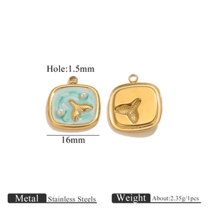 Dettaglio di pendenti quadrati oceano da 16 mm con motivo a onde in smalto blu