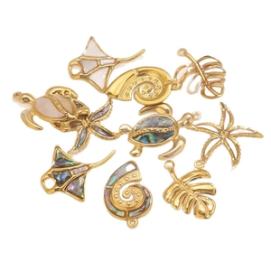 Colgantes dorados de estilo marino con tortuga y estrella de mar con nácar natural