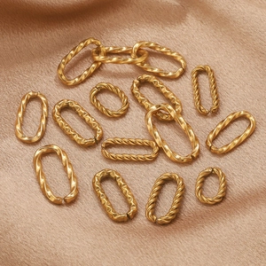 Goldene strukturierte ovale geometrische Kettenglieder für elegante Schmuckherstellung