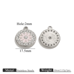 Dettaglio fronte-retro di un ciondolo a fiore da 17,5mm in acciaio inox e smalto rosa