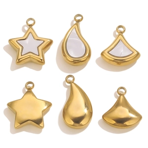 Detalle de colgantes de acero inoxidable dorado con nácar para creación de joyas DIY