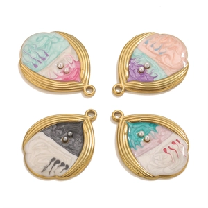 Detalle de colgantes esmaltados en forma de gota con bordes dorados y perlas para joyas DIY