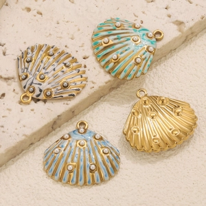 Detalle de cuatro colgantes de concha en acero con mármol de colores y perlas brillantes