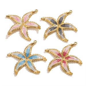 Detalle de cuatro colgantes de estrella de mar en esmalte con bucles dorados DIY