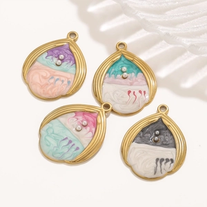 Colgantes de gota dorados con esmalte jaspeado y perlas en cuatro colores degradados