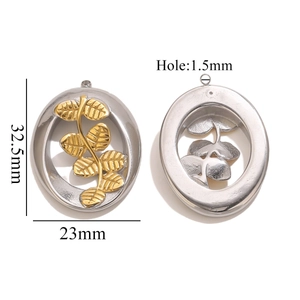 Vue détaillée du pendentif feuille ovale avec hauteur 32,5 mm en acier bicolore poli