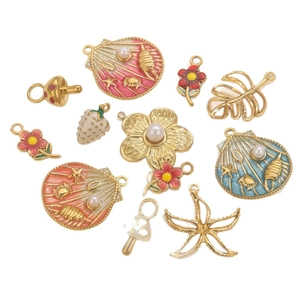 Colgantes vintage franceses de acero de titanio con flores, conchas y perlas