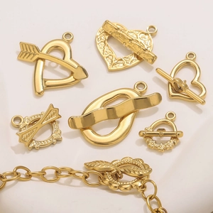 Goldene OT-Knebelverschlüsse aus Edelstahl für DIY-Schmuck in verschiedenen Herzformen